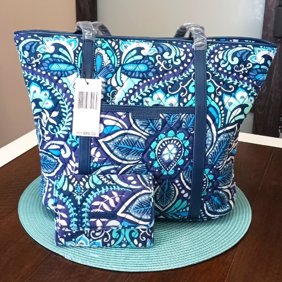 Vera Bradley Handbags - Vera Bradley Blue Island Medallion  Tote (NWT) & Matching Bi-fold Wallet (GUC!💙
